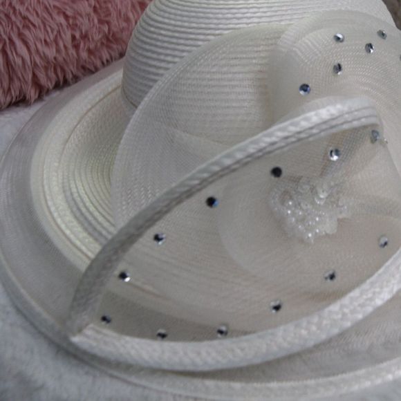 Vintage white woven mesh hat with crystal decorations and bow with accents - Picture 9 of 15